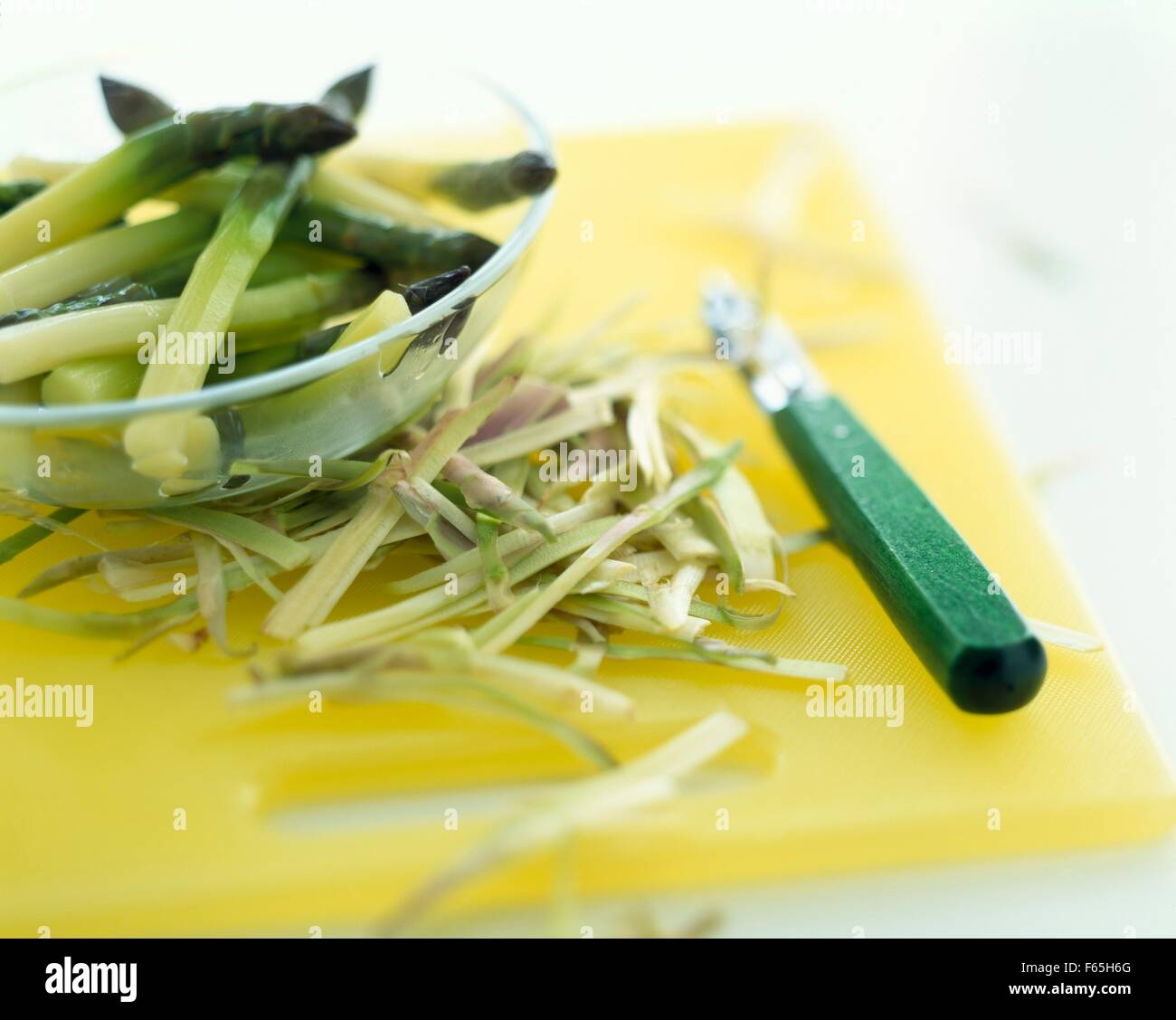 Peeling asparagi verdi Foto Stock
