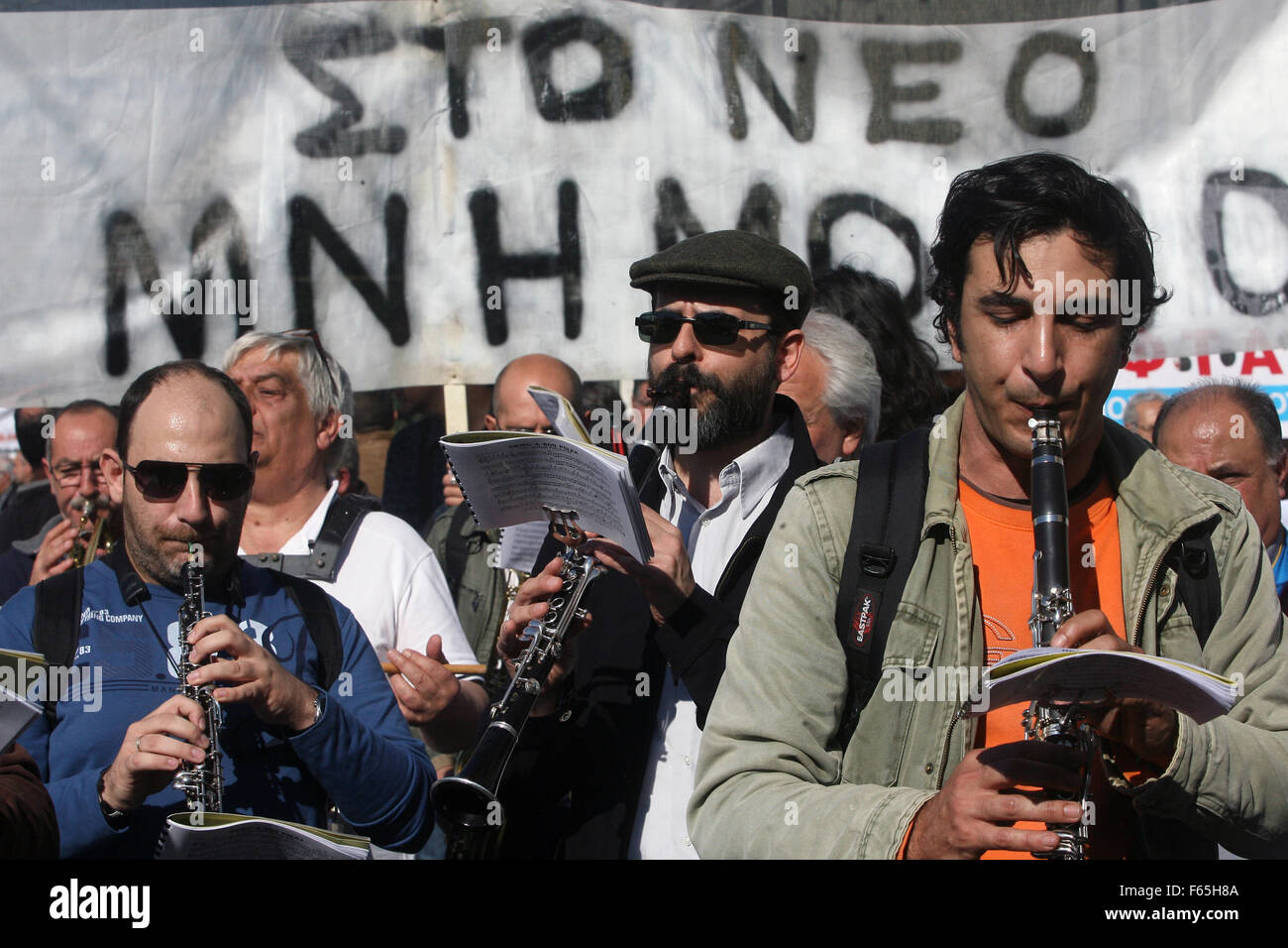 Atene, Grecia. Xii Nov, 2015. I dimostranti prendere parte in un rally nel centro di Atene, Grecia, nov. 12, 2015. La Grecia è stata colpita giovedì su una 24-ora a livello nazionale sciopero generale indetto dai sindacati protestano il nuovo round di misure di austerità imposte al ricorso a sei anni di crisi del debito. Credito: Marios Lolos/Xinhua/Alamy Live News Foto Stock