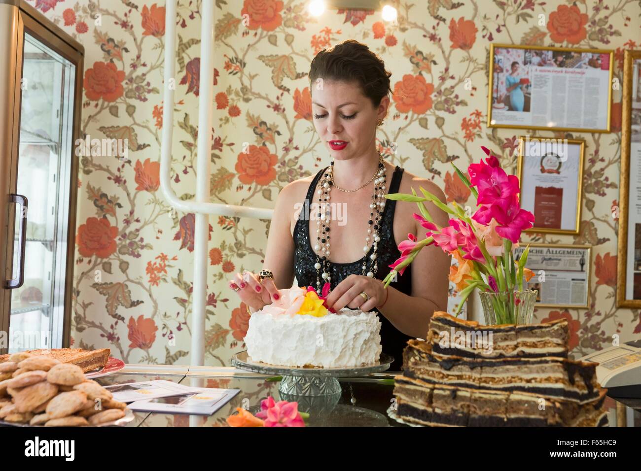 Rachel Raj ha una televisione spettacolo di cucina e tre forni dove lei vende torta e strato ebraico torte fatte con poppyseeds, Foto Stock