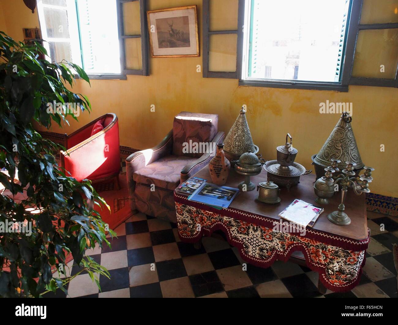 Un tavolo decorato con stoviglie di metallo in un salotto, Larache, Marocco Foto Stock