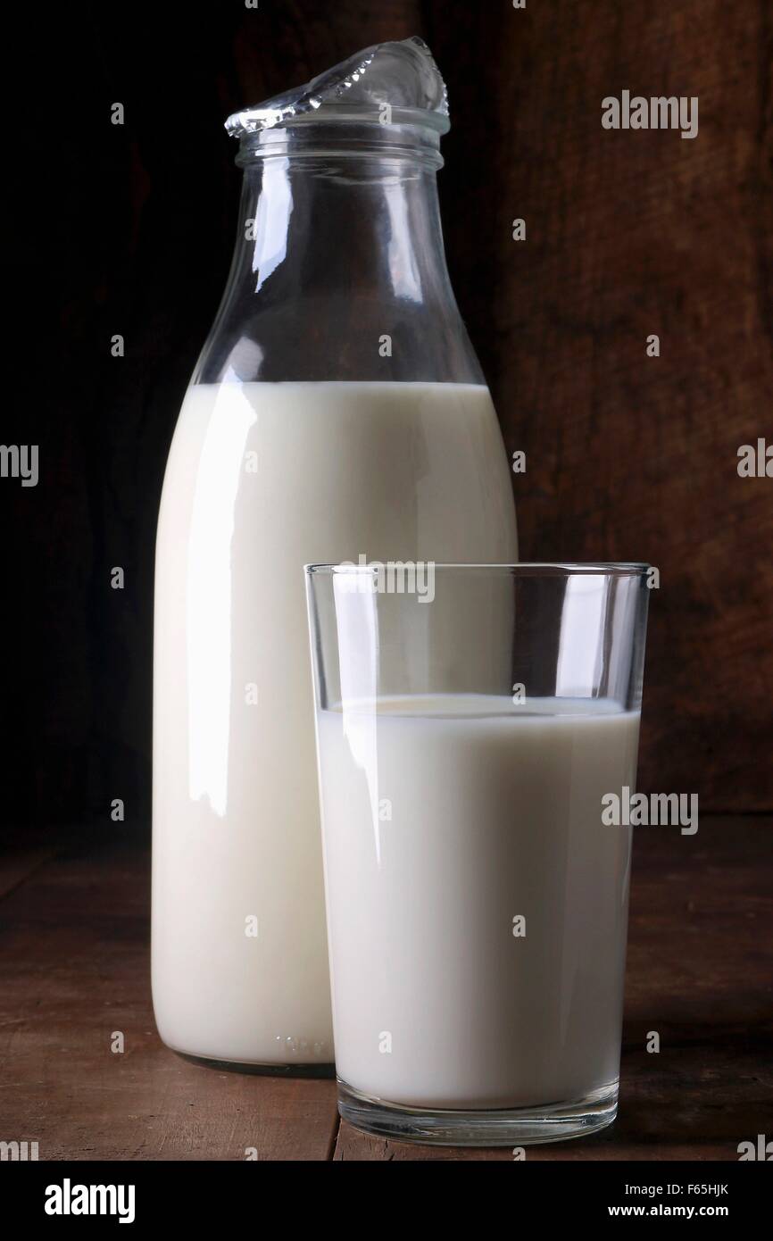 Bottiglia e bicchiere di latte Foto Stock