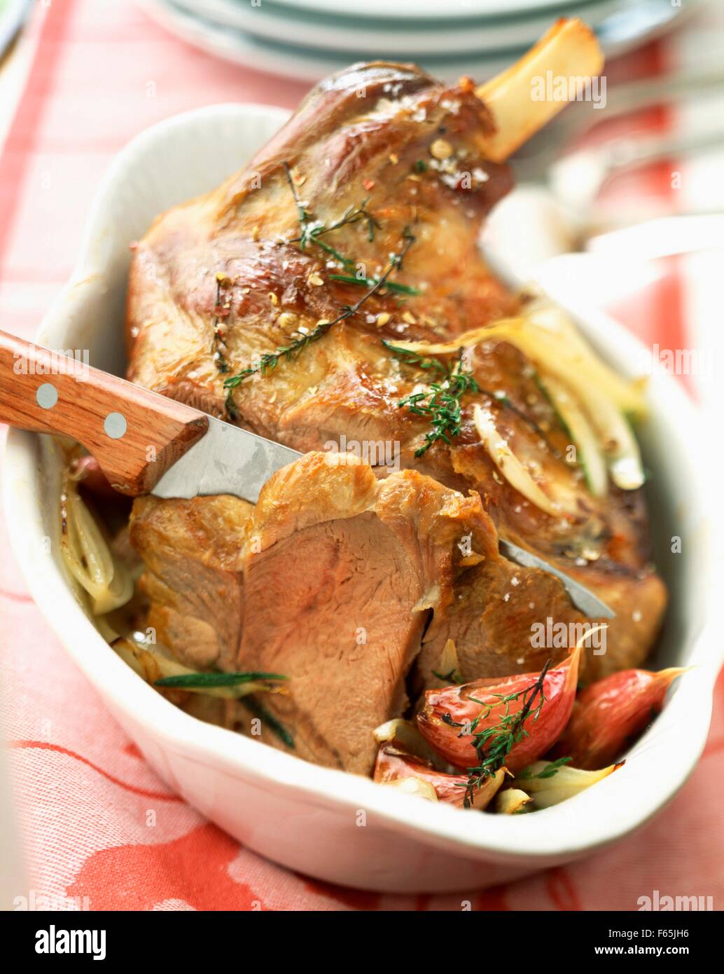 Cosciotto di agnello arrosto con erbe aromatiche Foto Stock