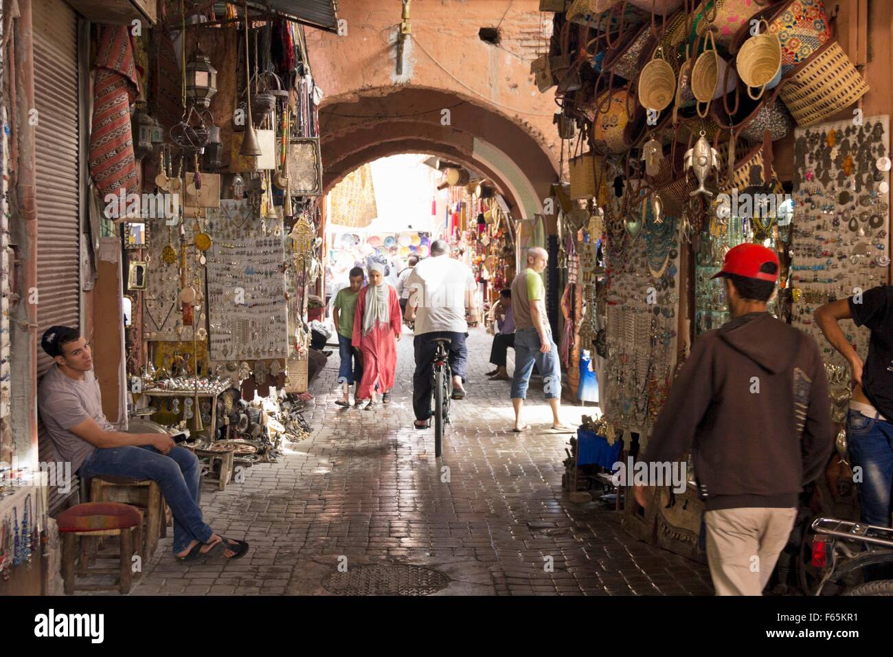 Souk, Rue Sidi El Yamami, Medina di Marrakech, Marocco Foto Stock
