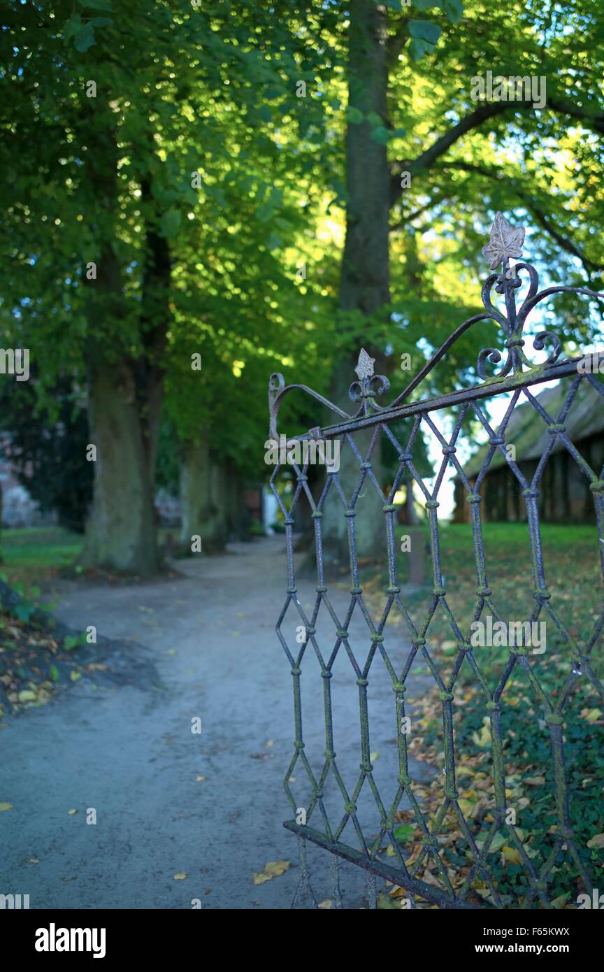 Un ingresso alla chiesa del villaggio con la sua storica cimitero, Mellenthin sull isola di Usedom, Mecklenburg-Vorpommern Foto Stock