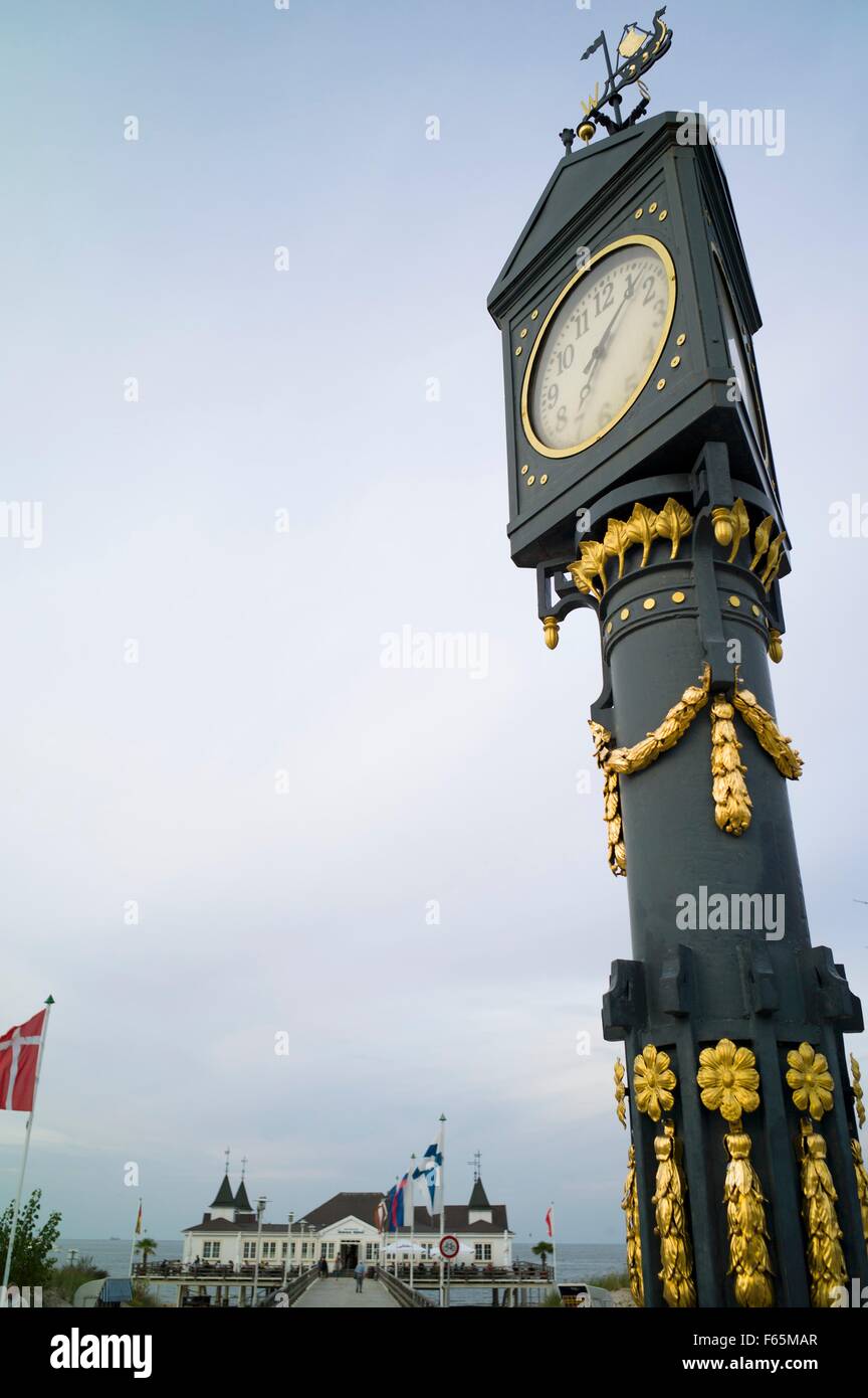 Lo stile art nouveau orologio nella parte anteriore del Ahlbeck pier, Usedom, fu donato da un turista in vacanza Foto Stock