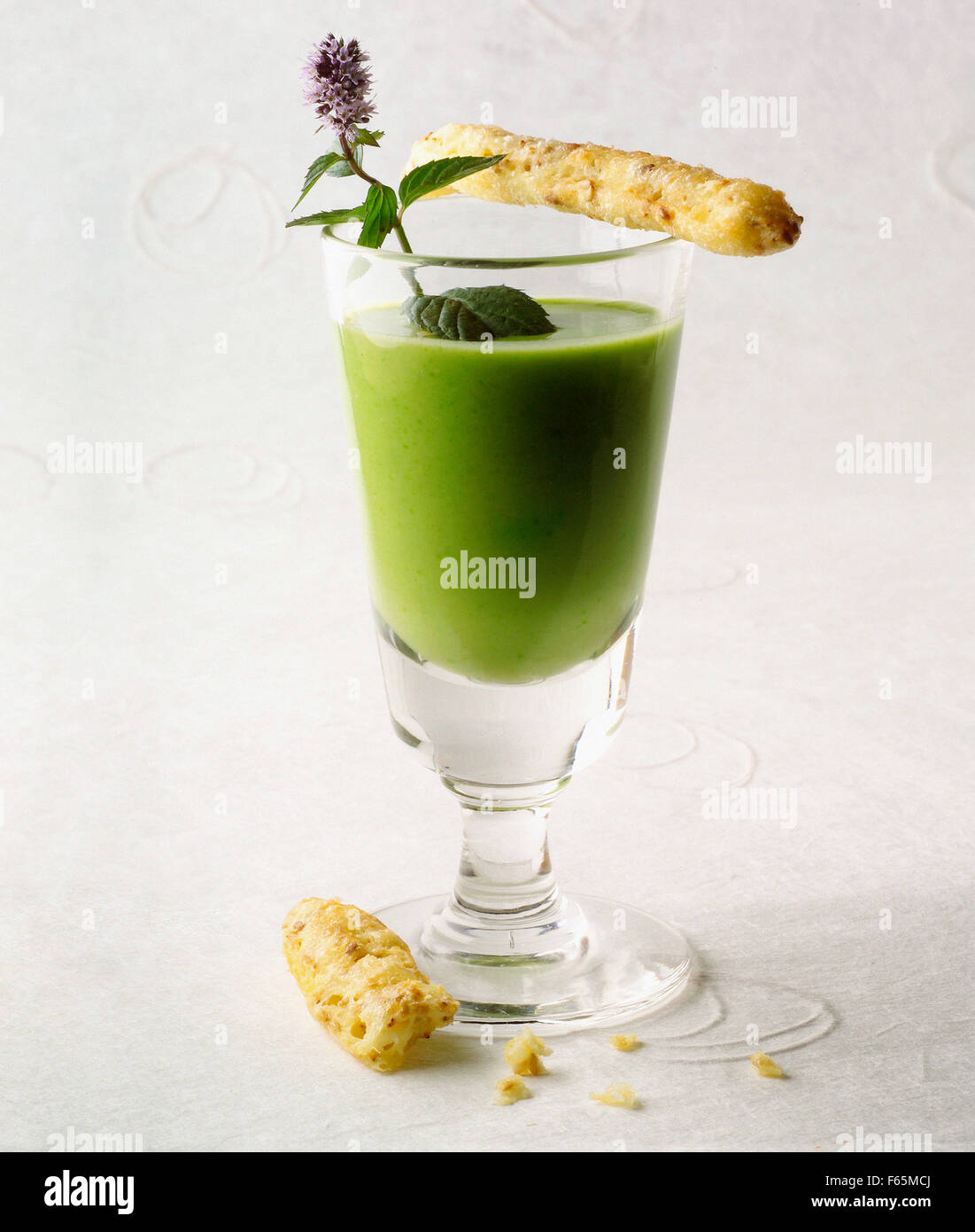 Crema di piselli e menta gaspacho (l'argomento: Robuchon ricetta) Foto Stock