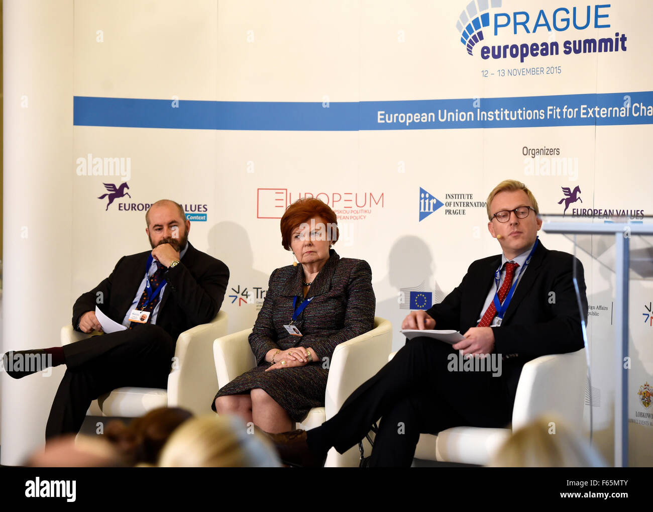 Da sinistra a destra professore di studi sull'integrazione europea e Jean Monnet Chair in Diritto Comunitario presso Università Carlo a Praga Ivo Slosarcik, ex presidente della Lettonia e vicepresidente del gruppo di riflessione sul futuro a lungo termine dell'Europa Vaira Vike-Freiberga e capo della politica estera dell'UE, il centro per gli studi di politica europea Steven Blockmans da Bruxelles durante i due giorni di Praga vertice europeo sulla crisi migranti, situazione in Ucraina, lotta contro uno Stato islamico e estensione dell'UE con l'ammissione dei paesi balcanici inizia a Praga, nella Repubblica ceca il 12 novembre 2015. (CTK foto/Vondro Romano Foto Stock
