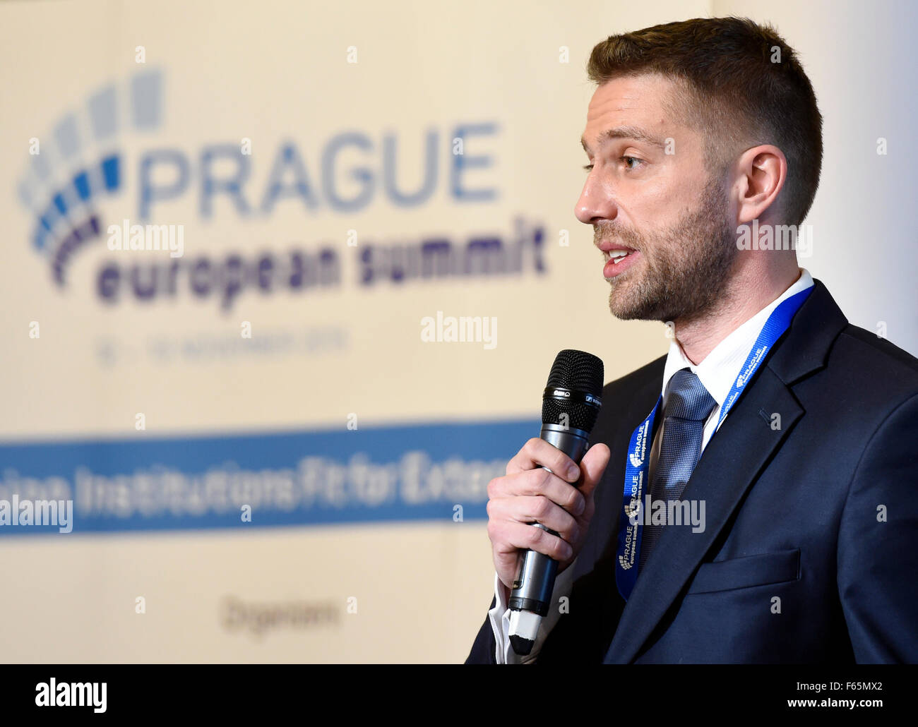 Praga, Repubblica Ceca. Xii Nov, 2015. Direttore dell'Istituto EUROPEUM per la politica europea Vladimir Bartovic accoglie i partecipanti su due giorni di Praga vertice europeo sulla crisi migranti, situazione in Ucraina, lotta contro uno Stato islamico e estensione dell'UE con l'ammissione dei paesi balcanici inizia a Praga, nella Repubblica ceca il 12 novembre 2015. Credito: Roman Vondrous/CTK foto/Alamy Live News Foto Stock