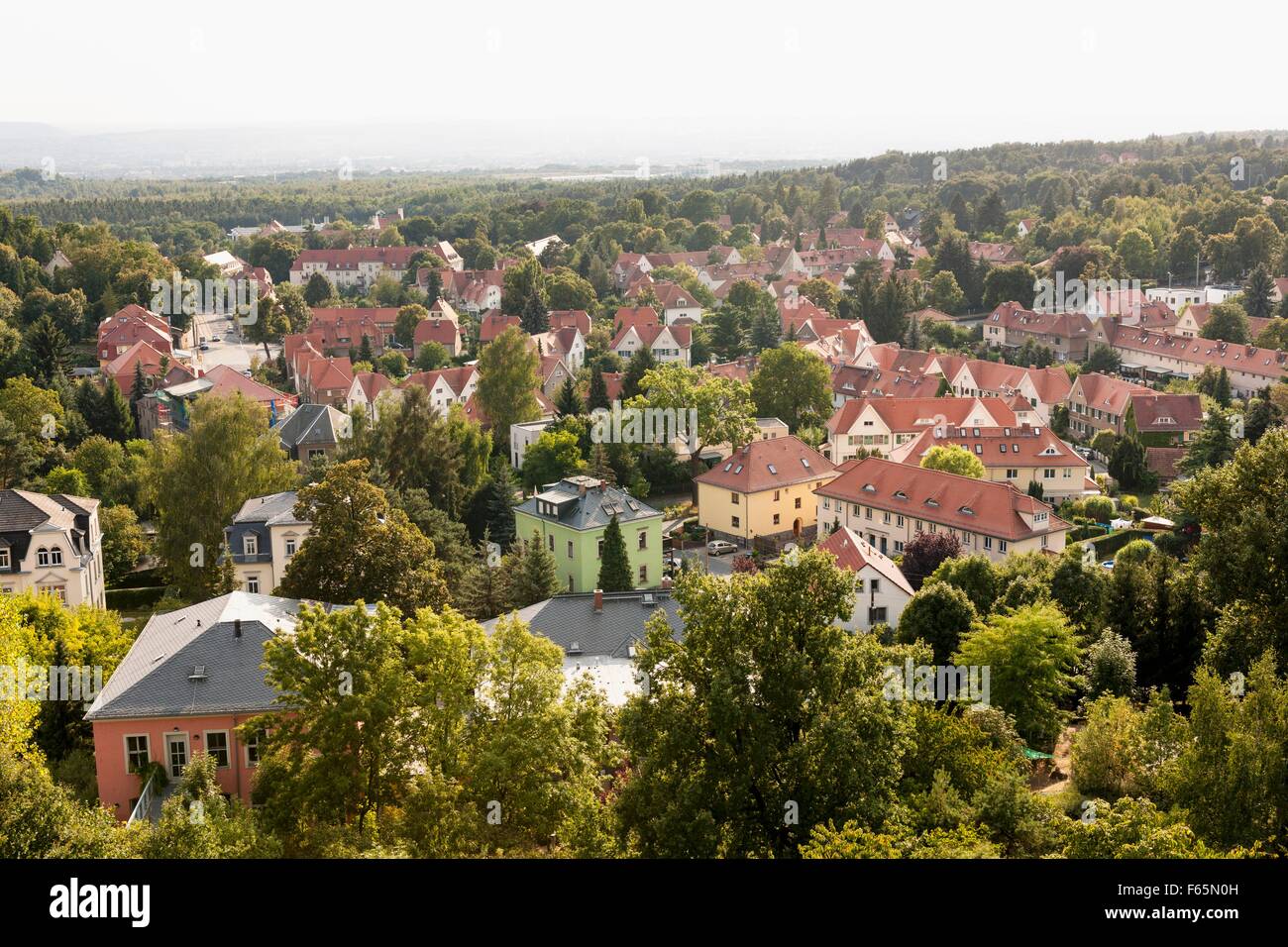 Una vista dalla torre di acqua in Klotzsche oltre la città giardino della direzione di Hellerau; Foto Stock