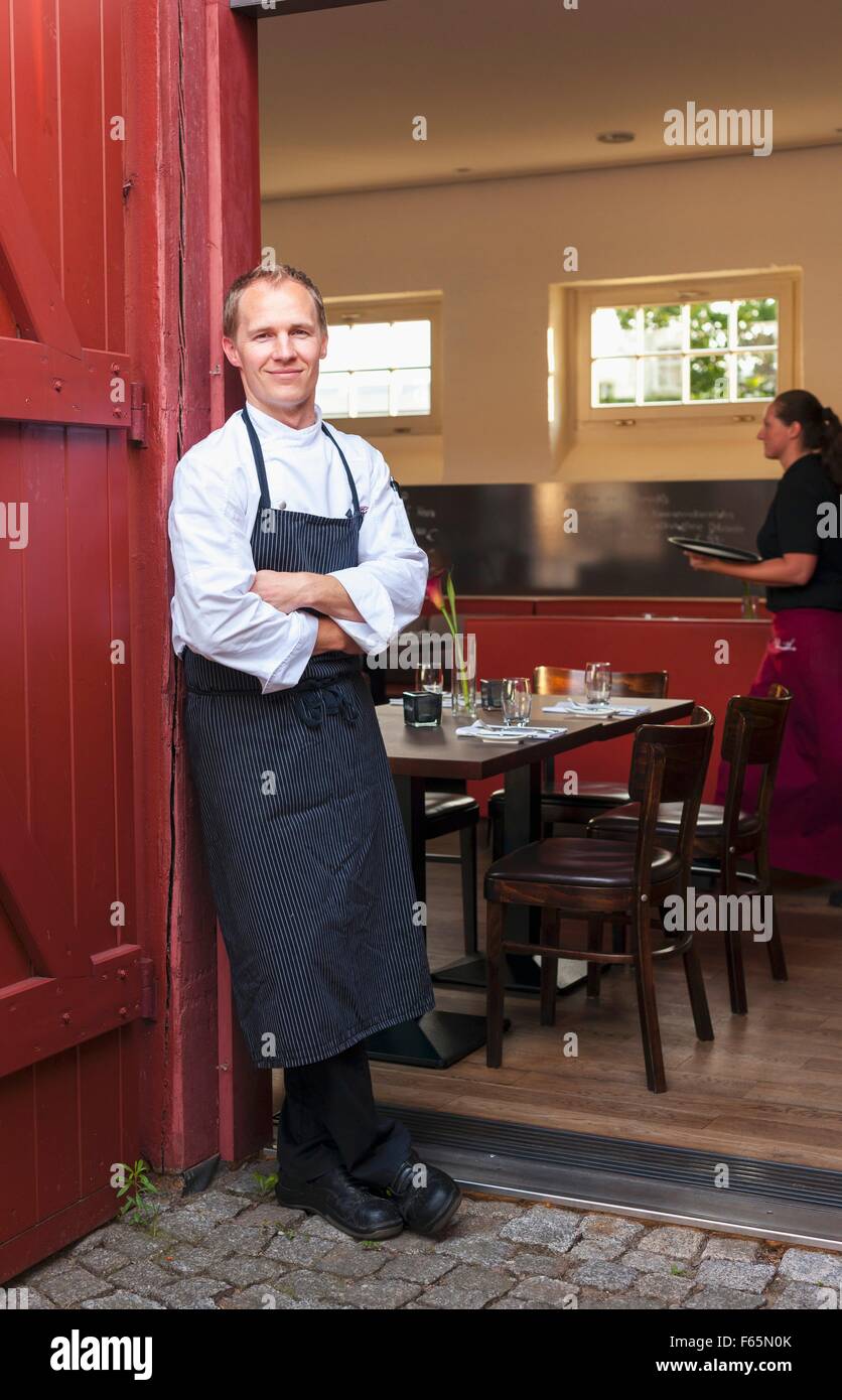 Lo Chef Olaf Kranz all'ingresso del ristorante gourmet Schmidt in direzione di Hellerau; Foto Stock