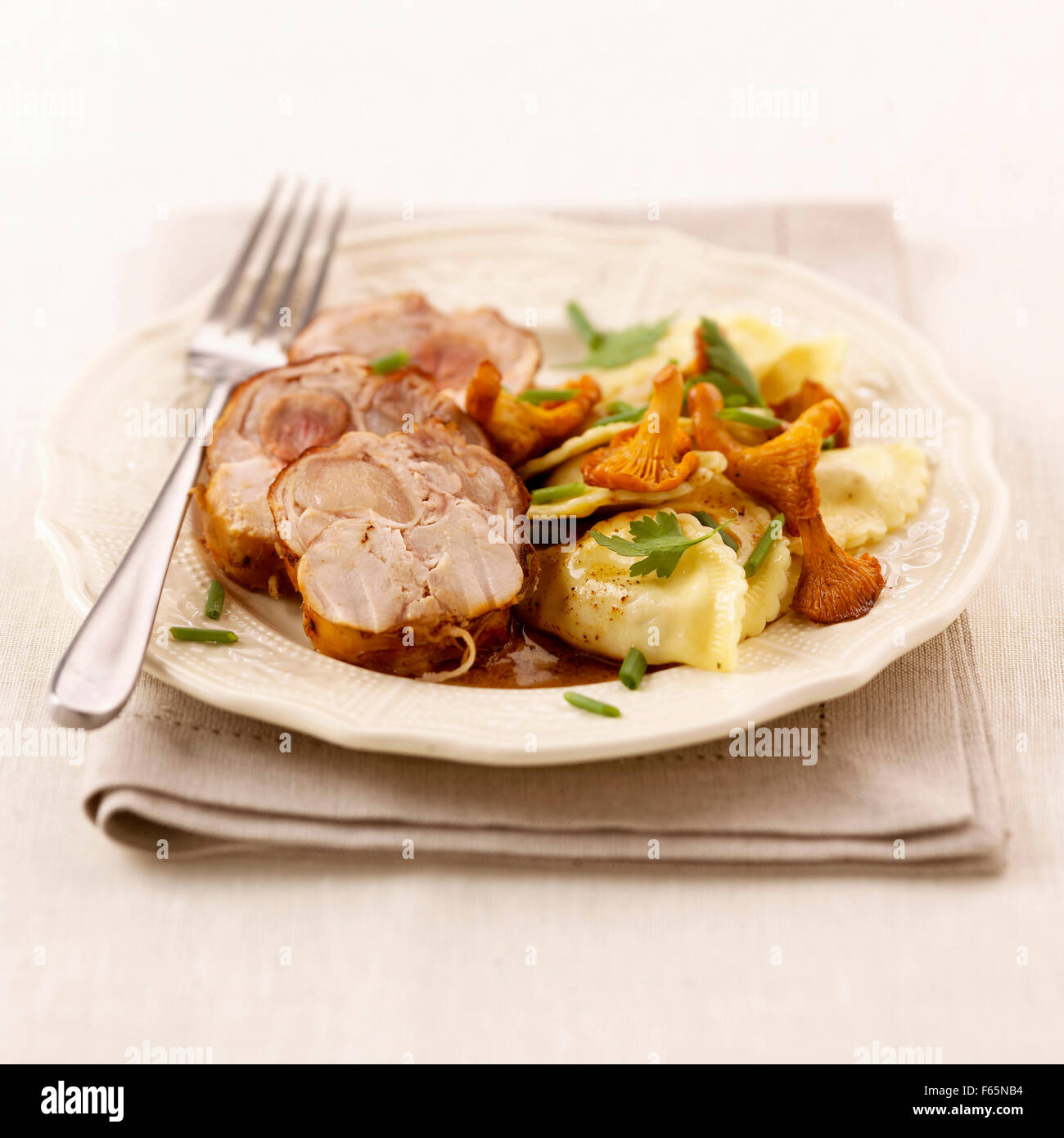 Filetto di coniglio con bietole ravioli Foto Stock