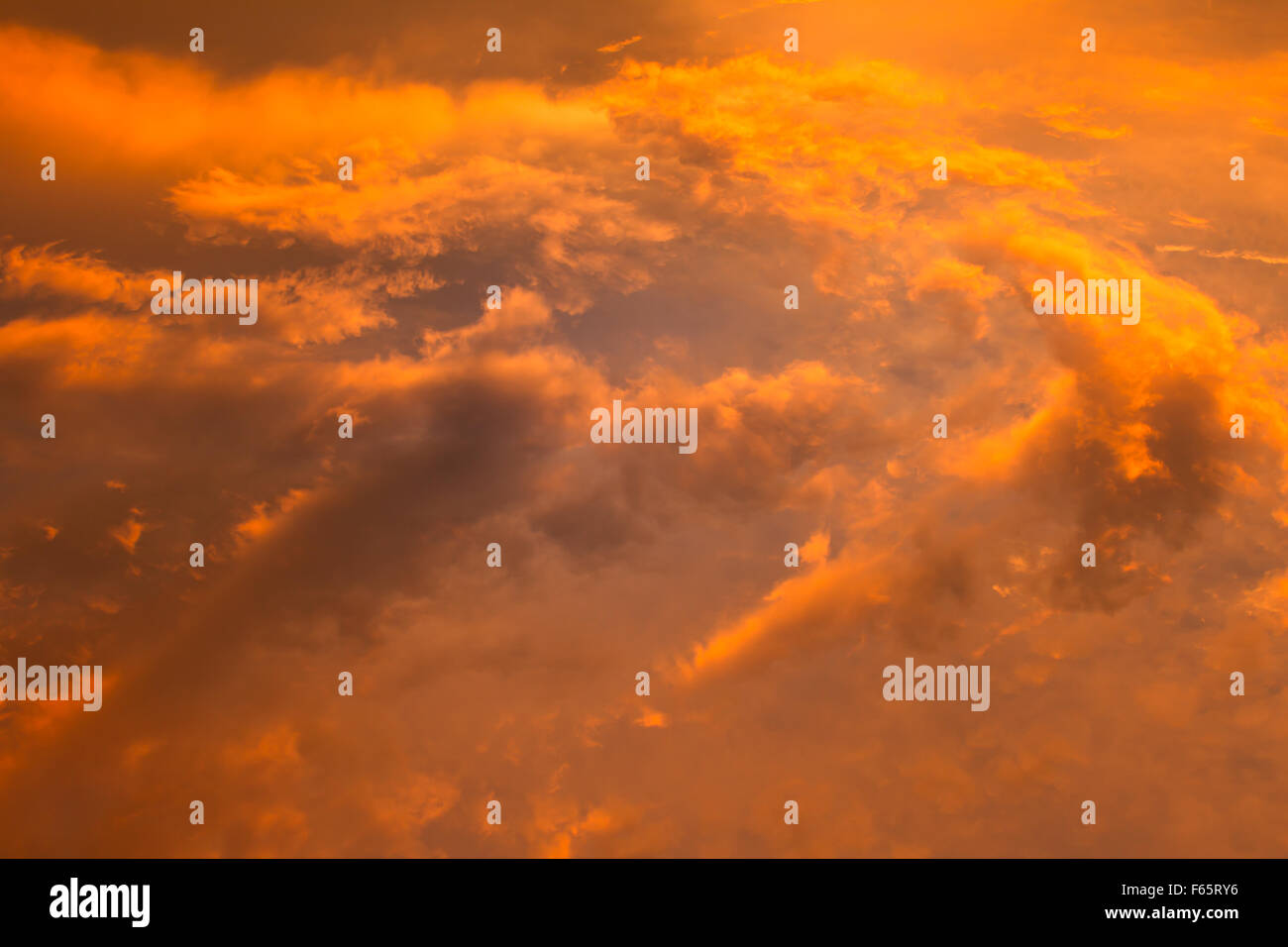 Il cloud di colore arancione sulla sera texture di sfondo Foto Stock