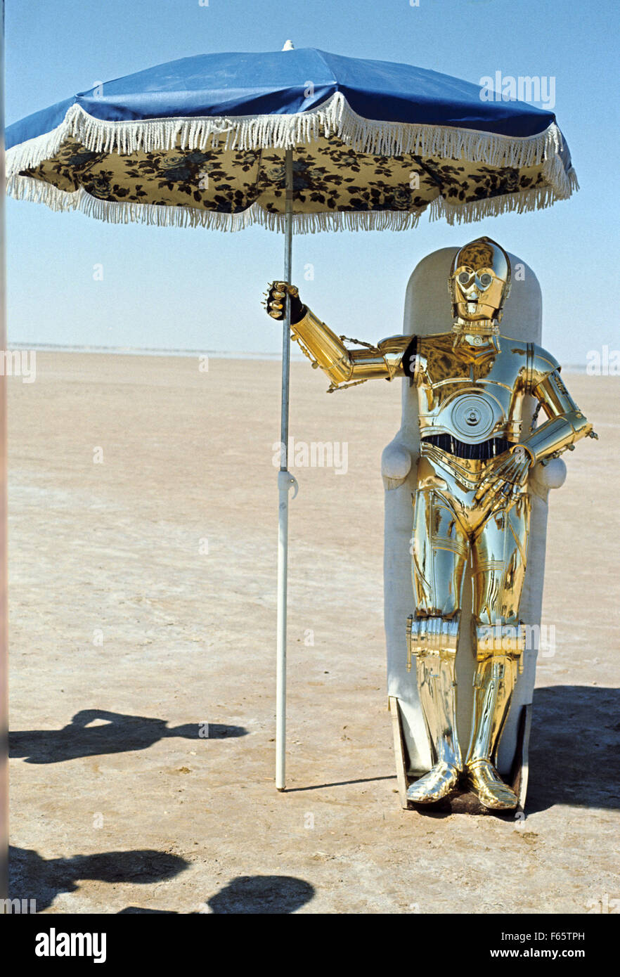 Star Wars: Episodio IV - Una nuova speranza Anno : 1977 USA Direttore : George Lucas Anthony Daniels foto di ripresa Foto Stock