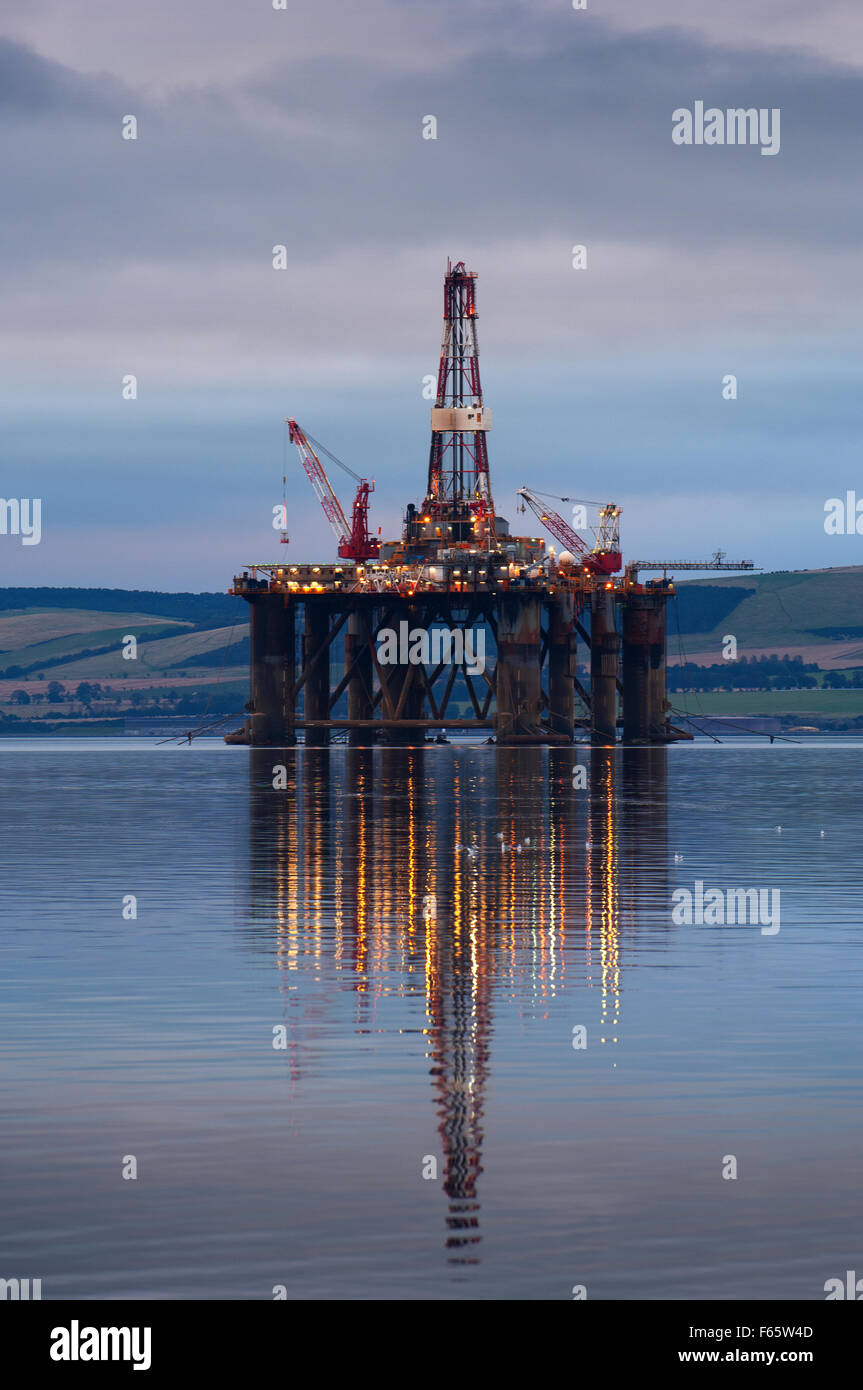 Oil Rig ormeggiata in Cromarty Firth al crepuscolo, Ross-shire, Scotland, Regno Unito. Foto Stock
