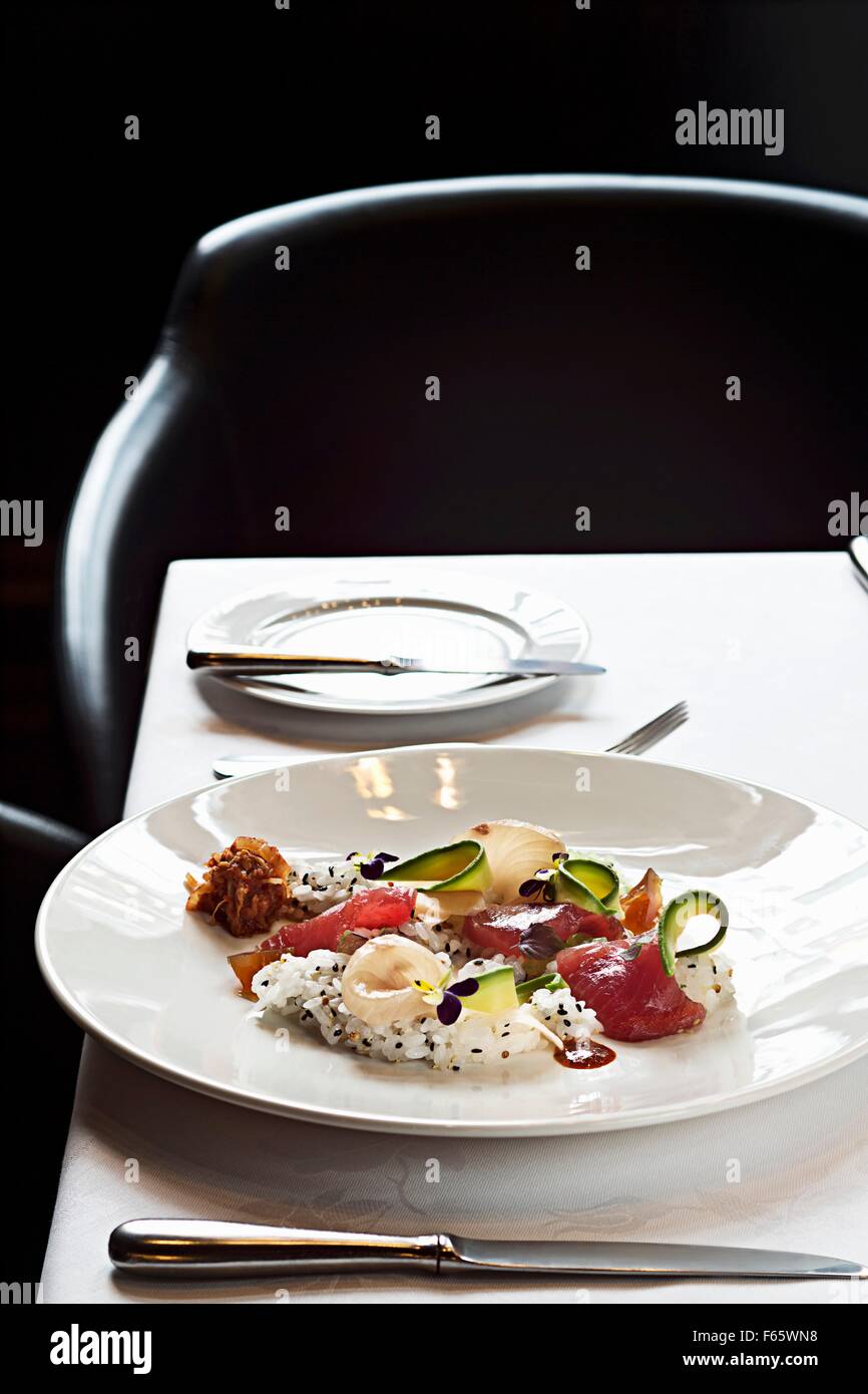 Il Sushi con calamari, scampi e king fish Foto Stock