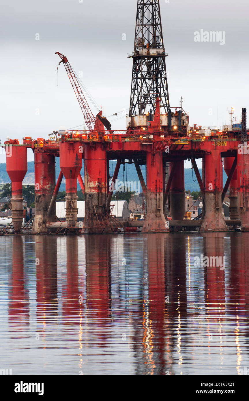 Oil Rig ormeggiata in Cromarty Firth, Ross-shire, Scotland, Regno Unito. Foto Stock