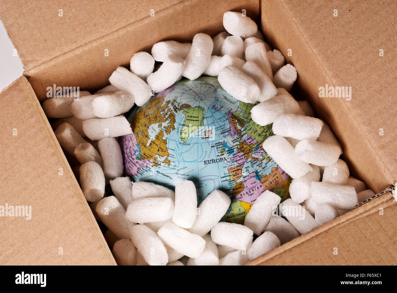 Un globo con il materiale di imballaggio in una scatola Foto Stock