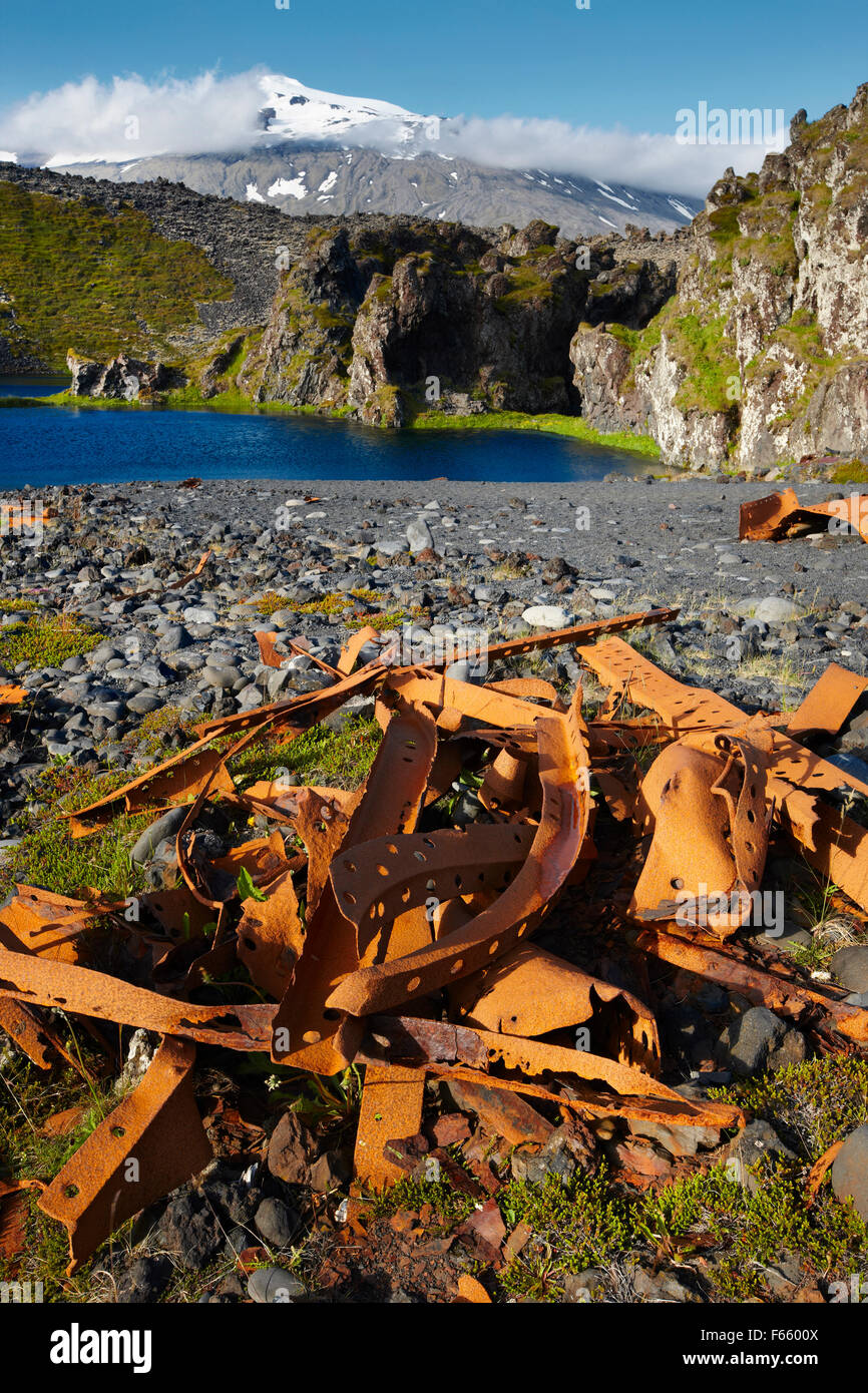 Eding nave parti di ossido nei pressi del lago e delle montagne. Foto Stock