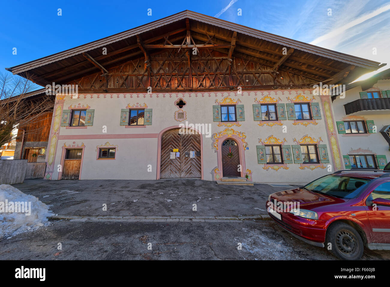 Bella facciata dipinto su la casa a Garmisch-Partenkirchen, in Germania. La bavaresi hanno una lunga storia di decorare gli esterni delle loro case con religiosi e dipinti storici Foto Stock