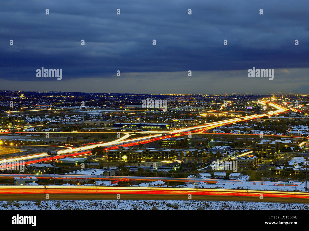 La mattina presto Salt Lake semaforo e storm cloud incombente. Foto Stock