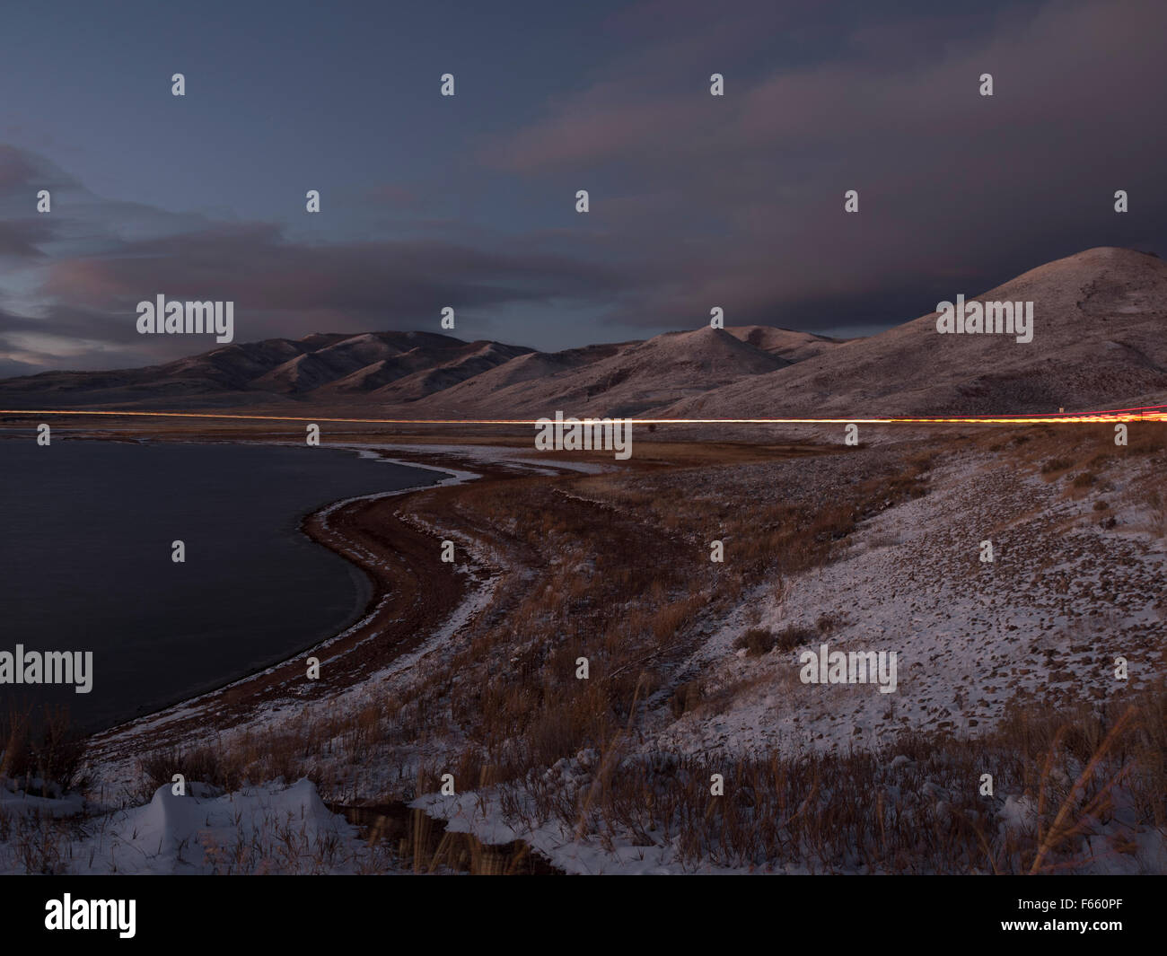 Stone decadono autostrada al crepuscolo Foto Stock