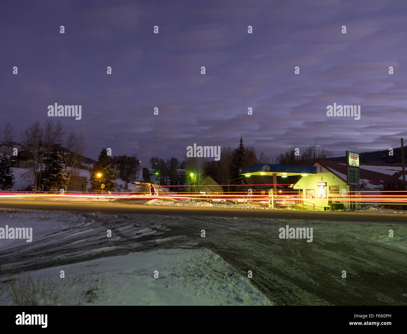 Mattino di Yampa, CO gas USA store. Sunrise sky e luci auto. Foto Stock