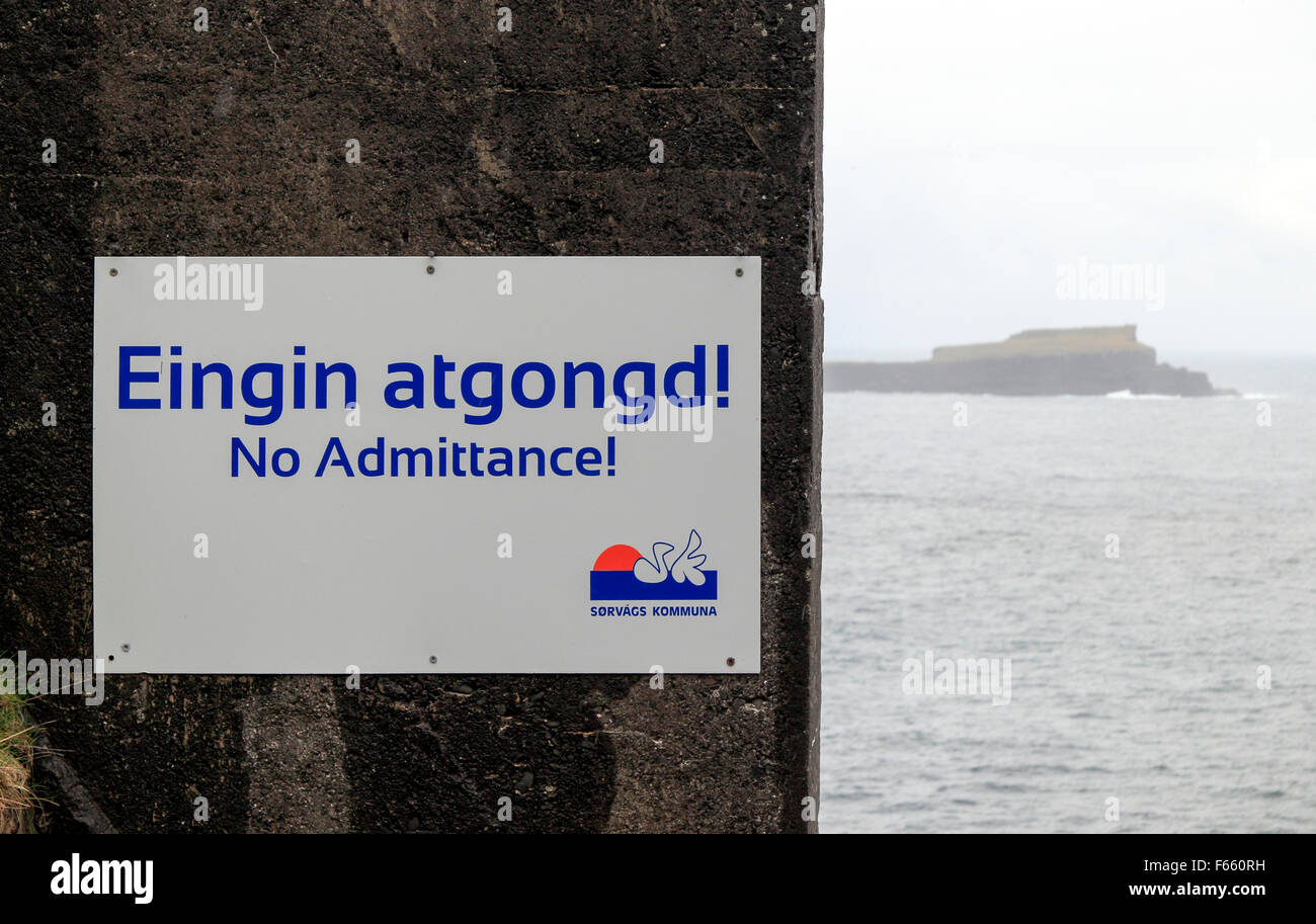 Nessun segno di ammettenza Gásadalur Vágar Island Isole Faerøer Foto Stock