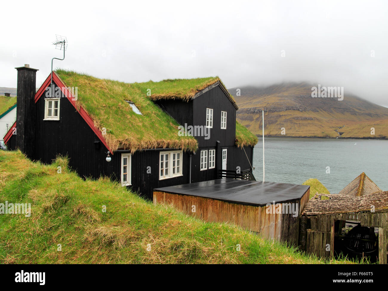 Tappeto erboso tradizionale tetto case del borgo di Bøur vicino Sørvágur Vágar Island Isole Faerøer Foto Stock