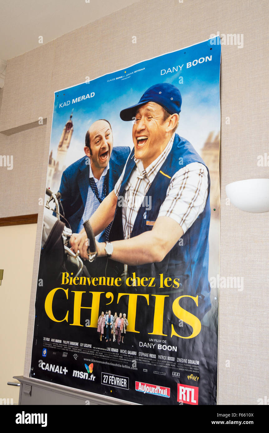 Poster pubblicitari il film 'Bienvenue chez les Ch'tis", 2008, Bergues,  Nord Pas de Calais, Francia Foto stock - Alamy