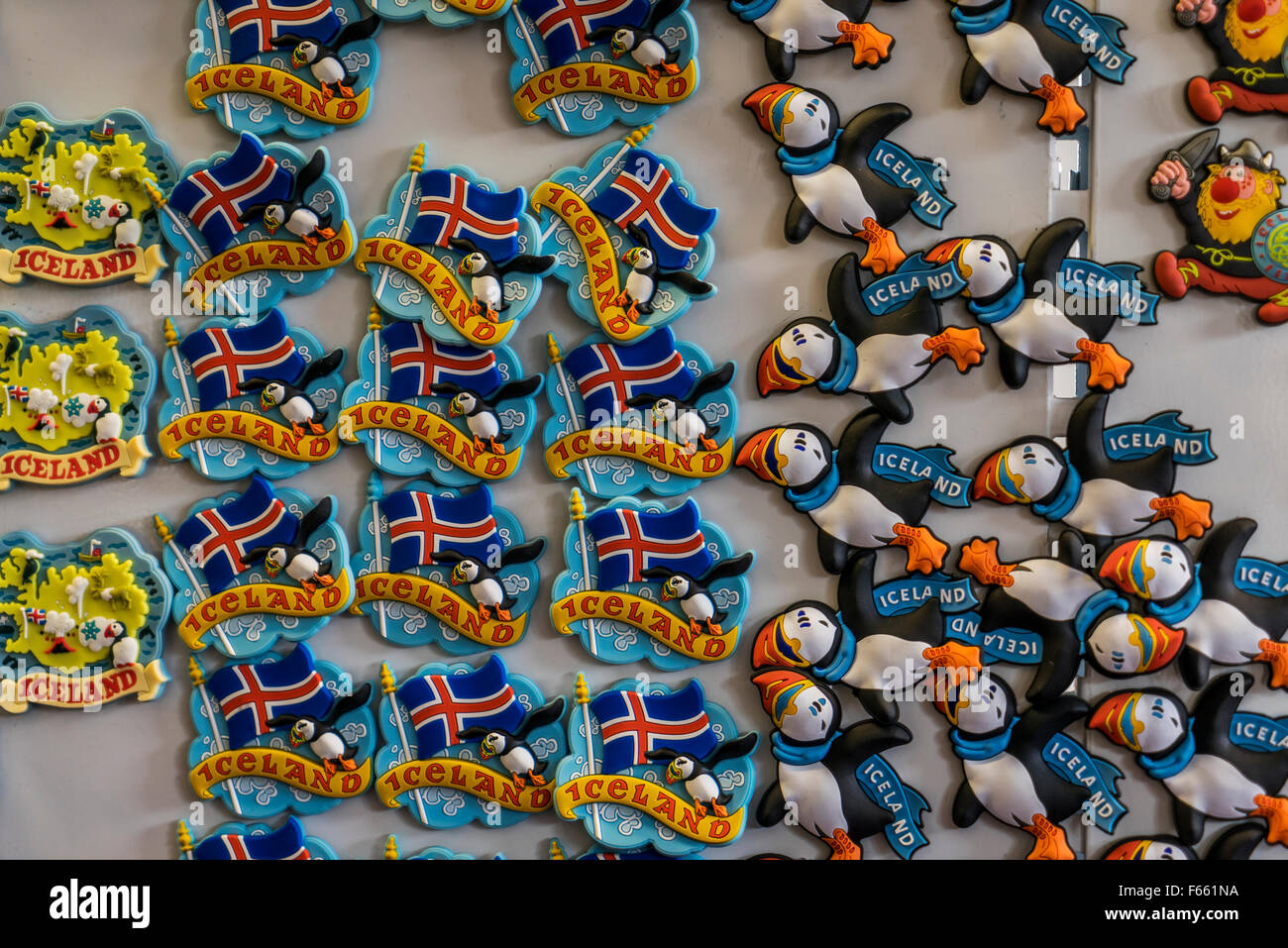 Magnete islandese souvenir delle bandiere e i puffini, Reykjavik, Islanda Foto Stock