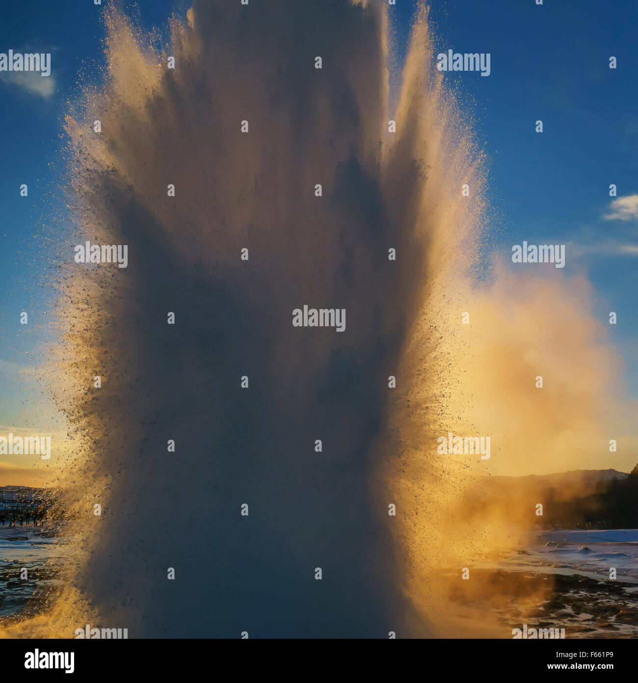 Strokkur Geyser che erutta in inverno, Islanda Foto Stock