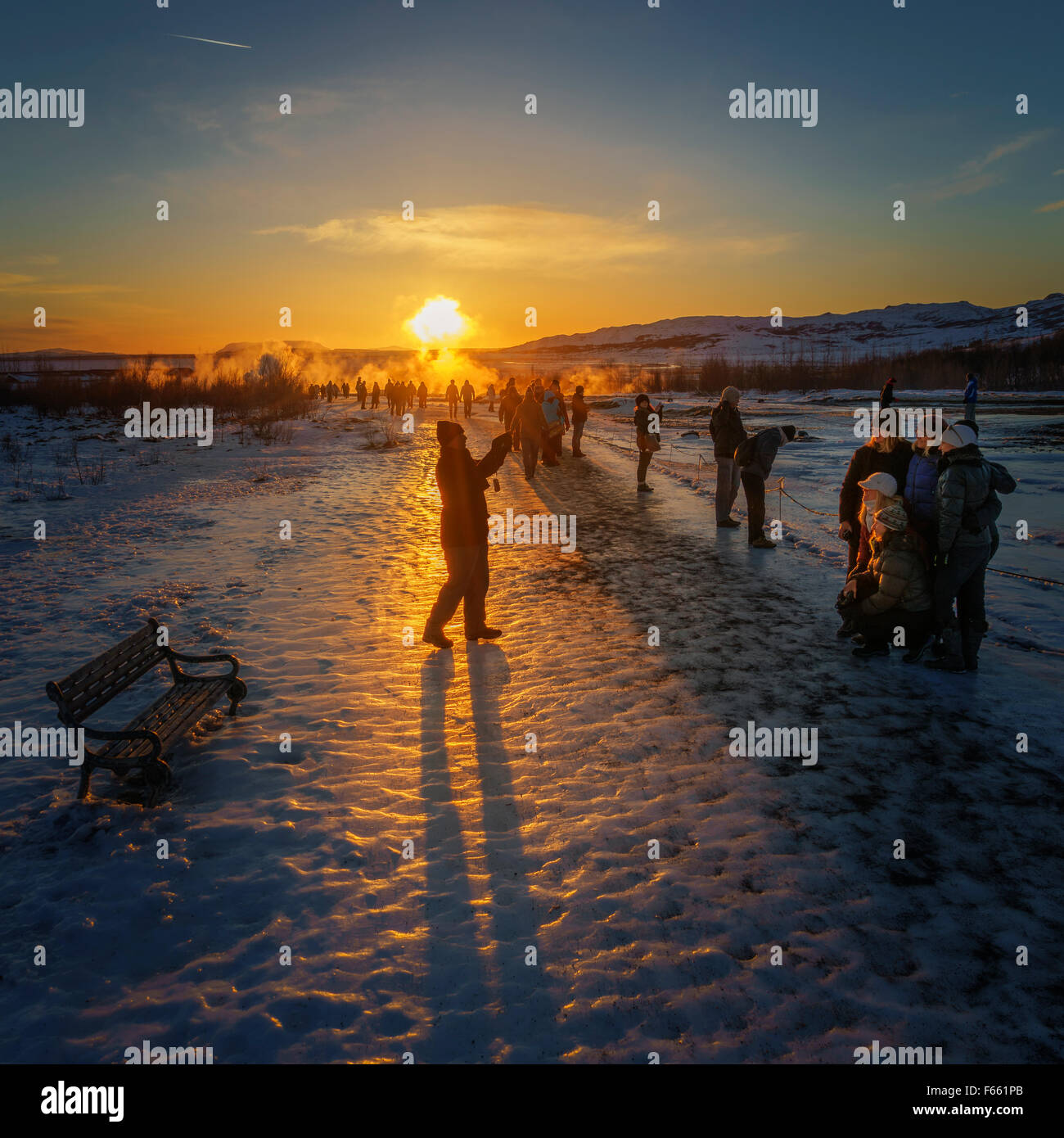 La gente che prende le immagini a Geysir in inverno, Islanda Foto Stock