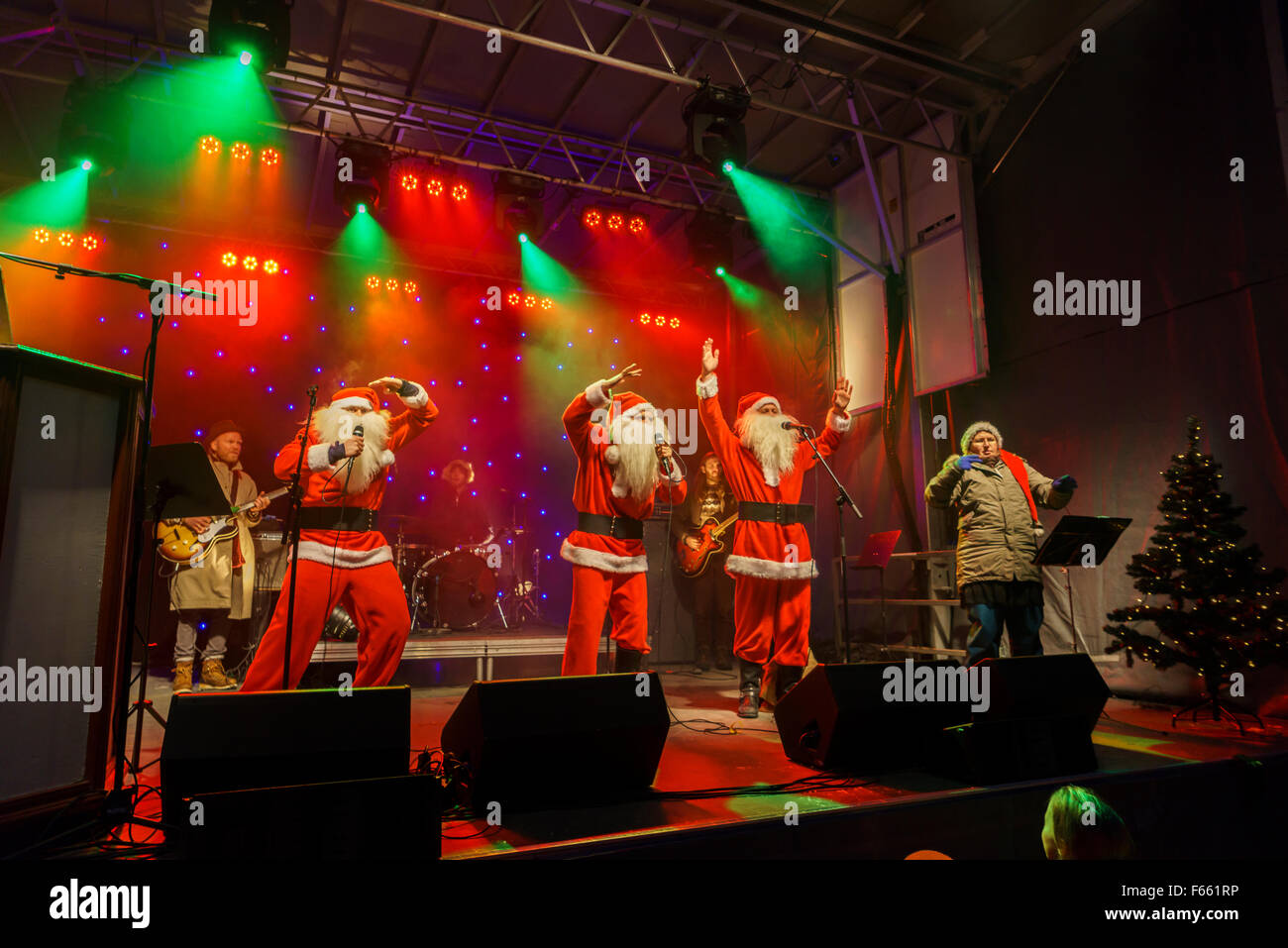 Babbo Natale cantare sul palco, tempo di Natale a Reykjavik, Islanda Foto Stock