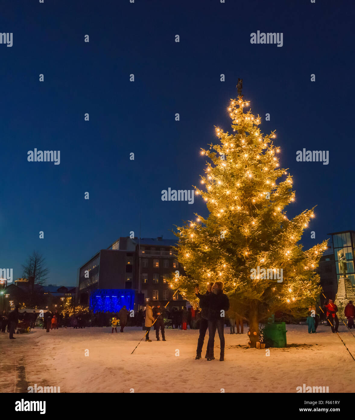 Albero di Natale in piazza Austurvollur, Reykajvik, Islanda Foto Stock