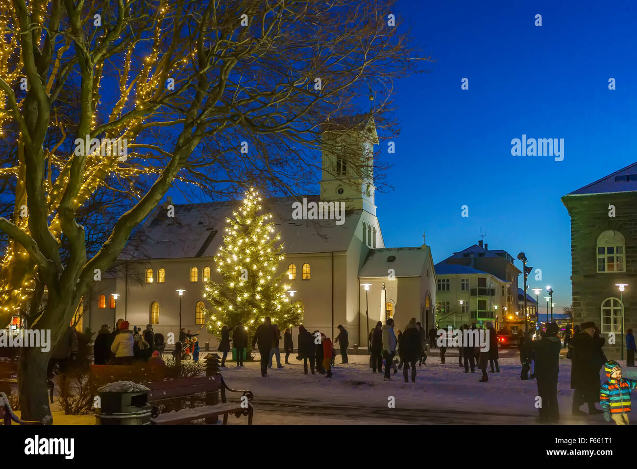 Austurvollur piazza e chiesa Domkirkjan al tempo di Natale, Reykajvik, Islanda Foto Stock