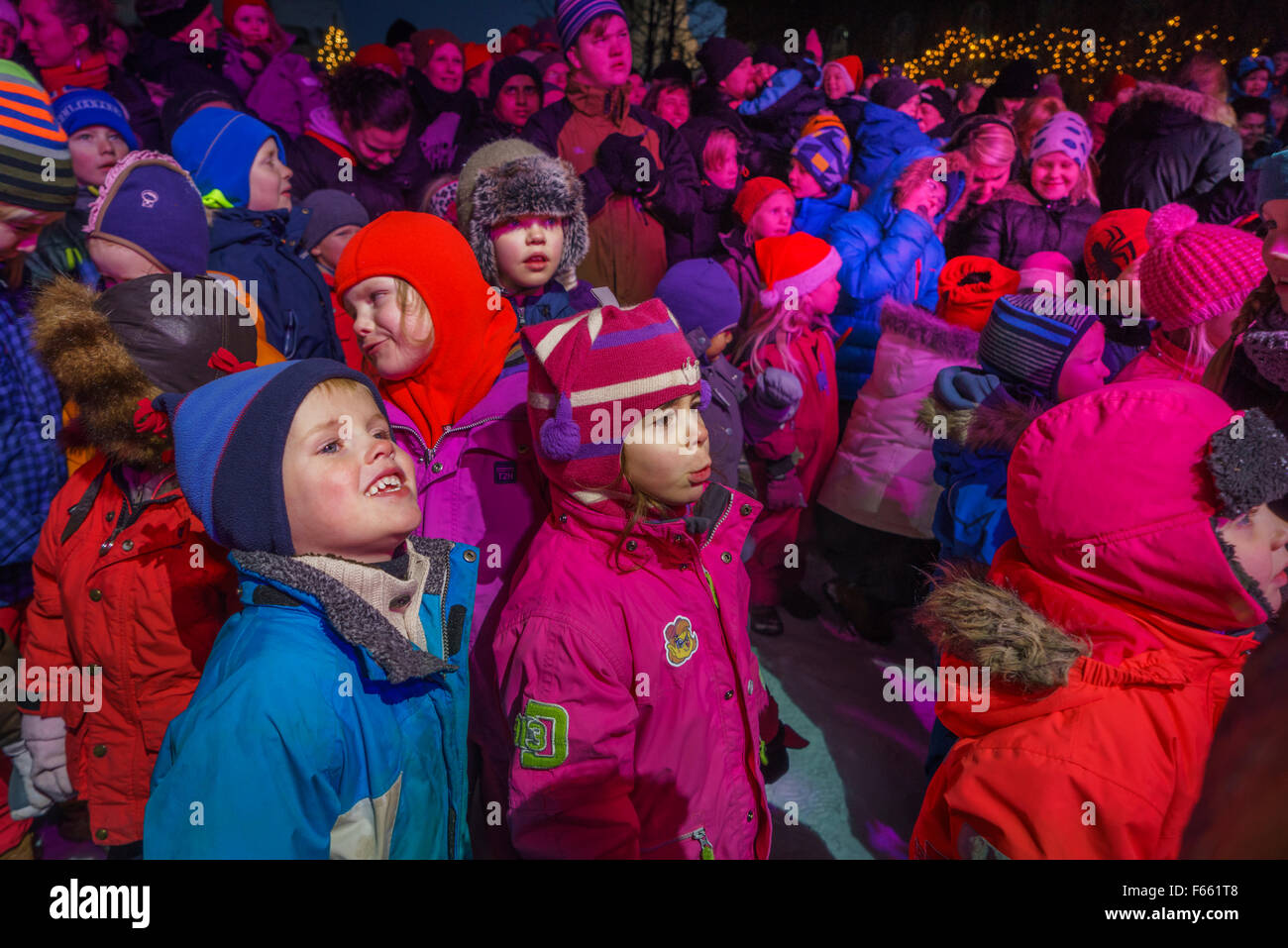 I bambini di guardare un film di Natale all'aperto a Reykjavik, Islanda Foto Stock