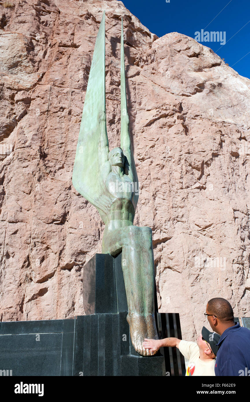 La gente lo sfregamento dita di una delle figure alate della Repubblica all' Hoover Dam per buona fortuna al gioco d'azzardo. Foto Stock