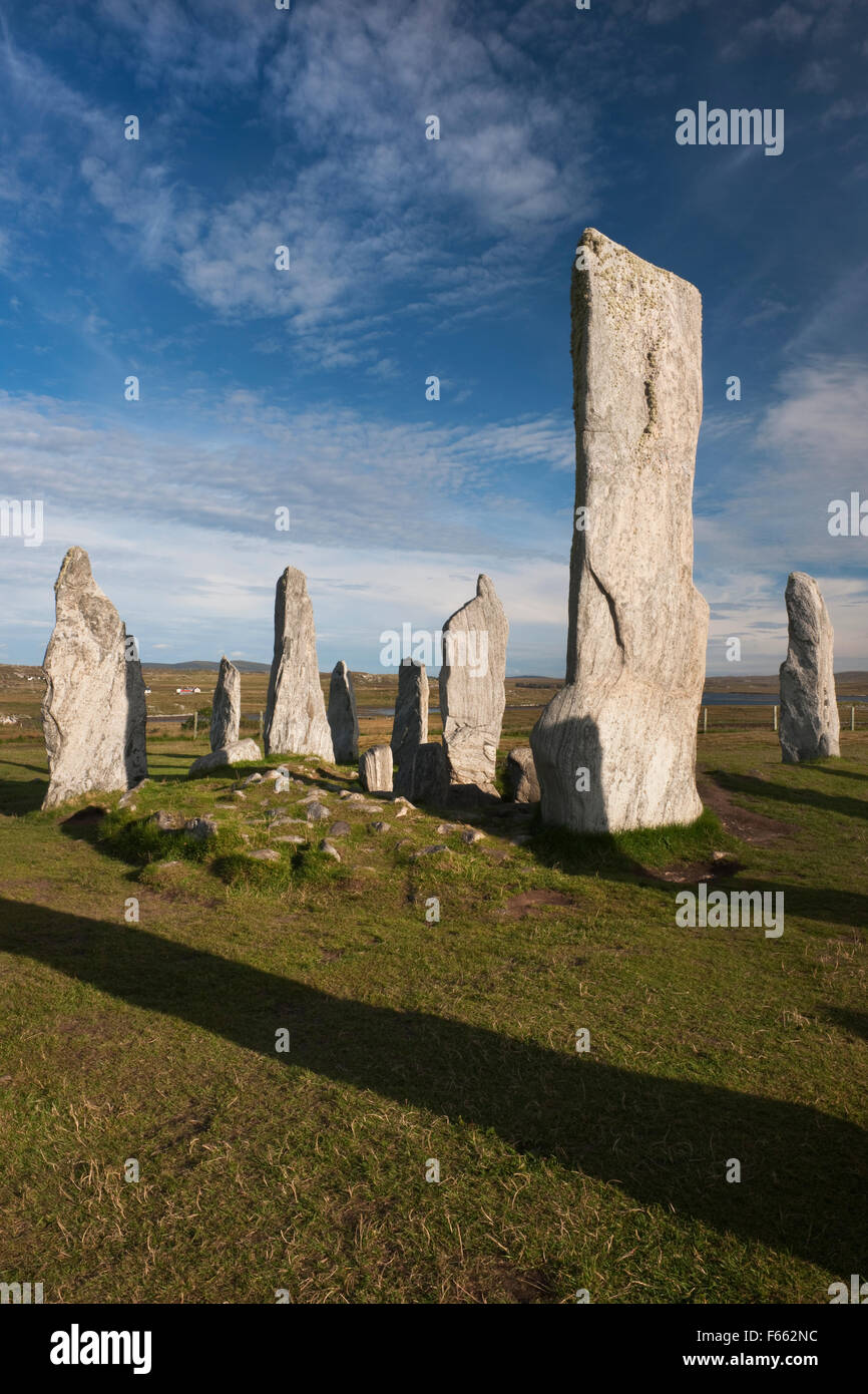 Cercando SE a Callanish (Calanais) pietre permanente, isola di Lewis, che mostra una parte di anello centrale con chambered cairn, alto monolito & ENE fila. Foto Stock