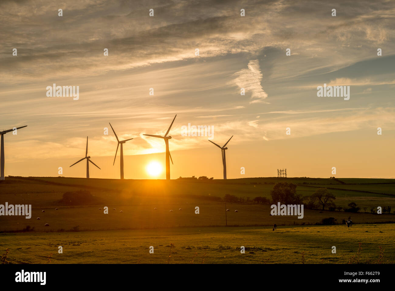 Turbina eolica e tramonto Foto Stock