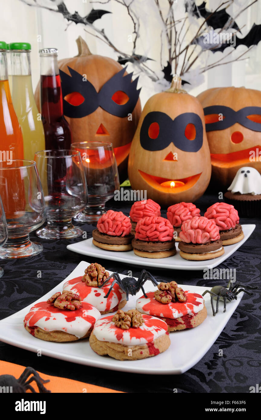 Tabella servita con una varietà di dolci e bevande su Halloween Foto Stock
