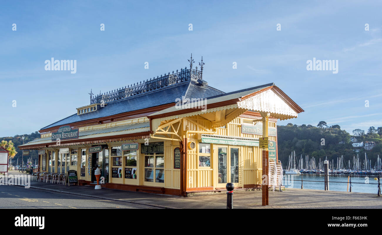 La stazione, una volta una stazione ferroviaria, ora un popolare cafe in Dartmouth, Devon, Inghilterra. Foto Stock