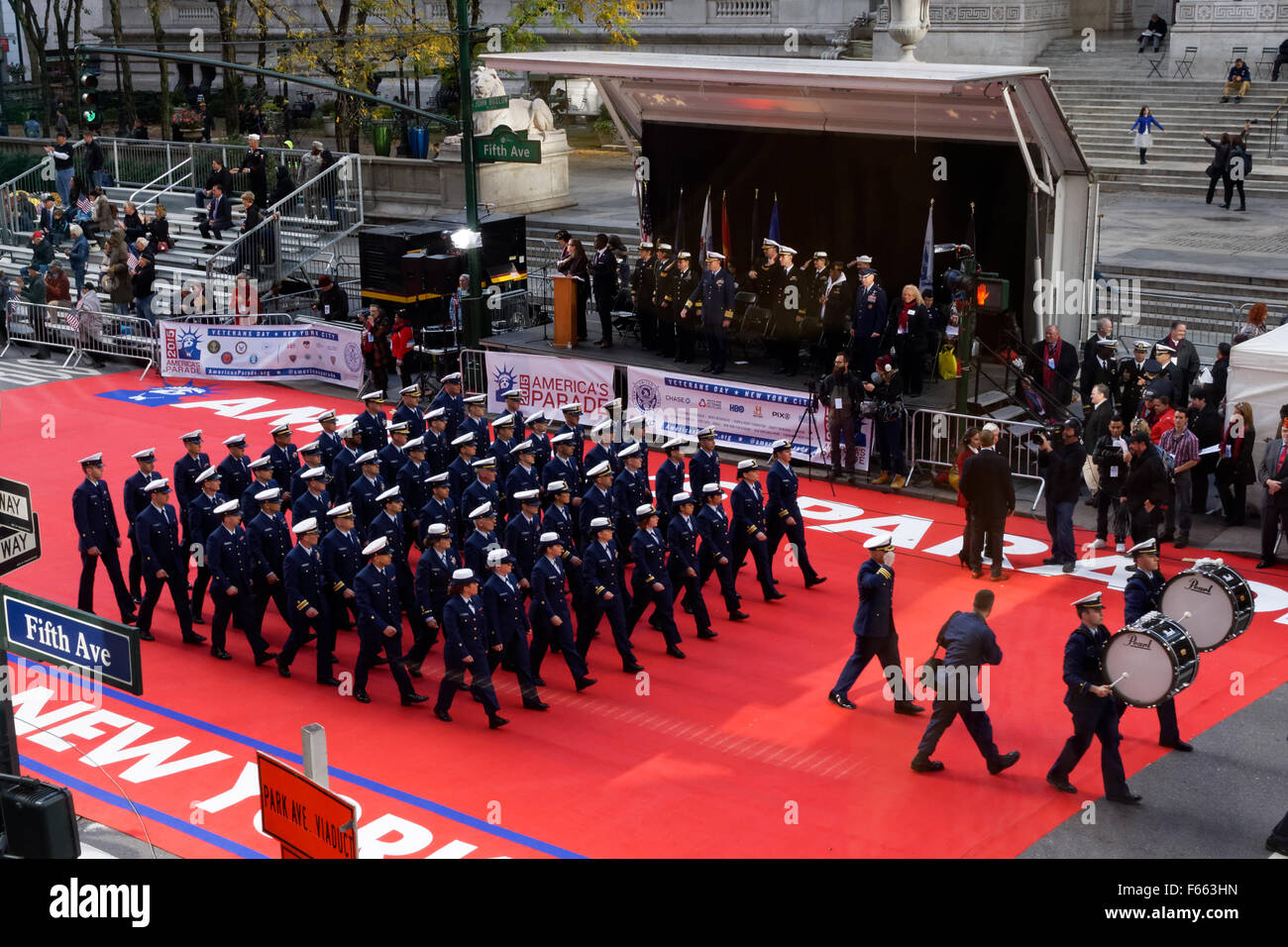 I veterani parata del giorno nella città di New York sulla Fifth Avenue, con la Biblioteca Pubblica di New York in background. Foto Stock