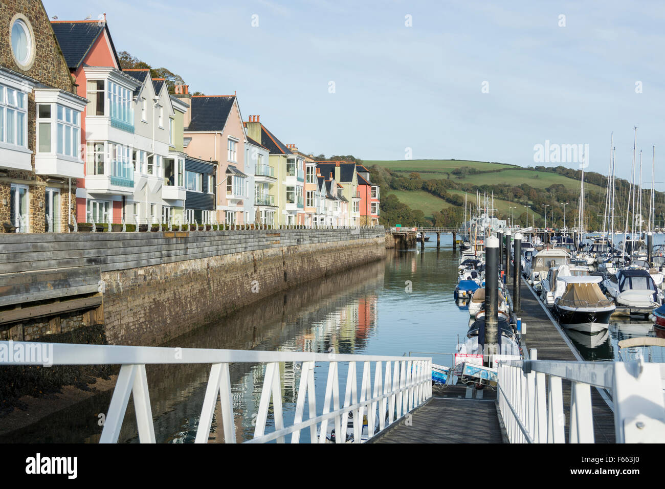 Waterfront case colorate a Dart Marina Sviluppo, Dartmouth, Sud prosciutti, Devon, Inghilterra. Foto Stock