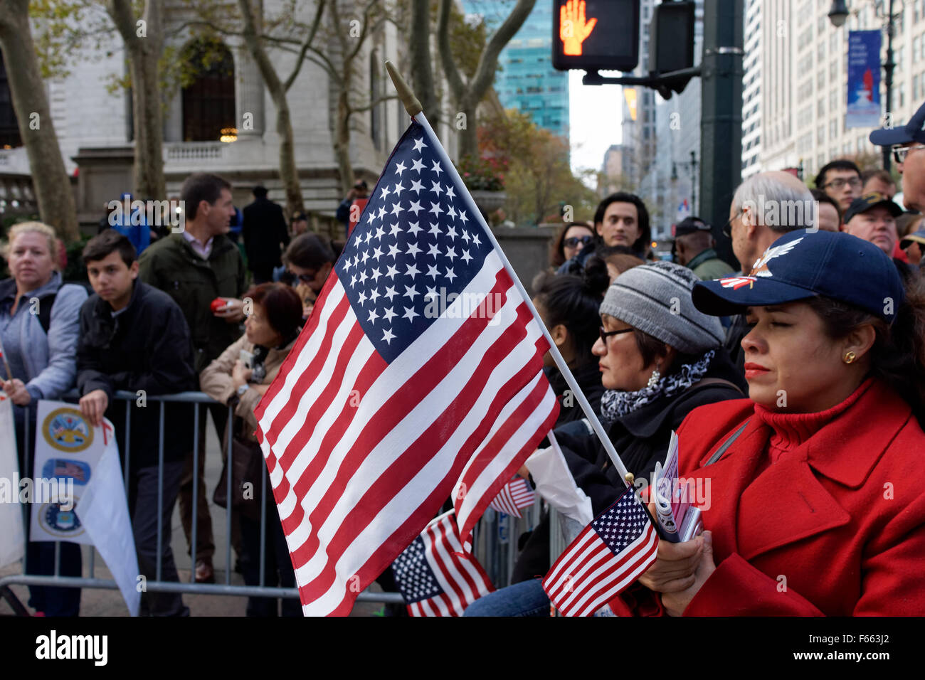 Spettatori a veterani annuale parata del giorno sulla Fifth Avenue a New York City. Foto Stock