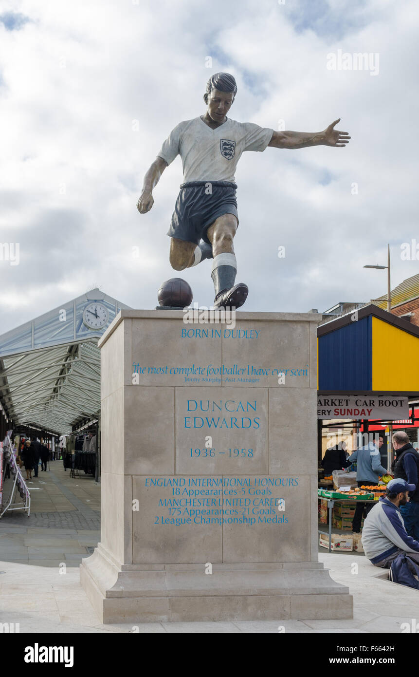 Statua di commemorazione ex calciatore inglese Duncan Edwards che era nato a Dudley Foto Stock Statua di commemorazione ex calciatore inglese Duncan Edwards che era nato a Dudley Foto Stock