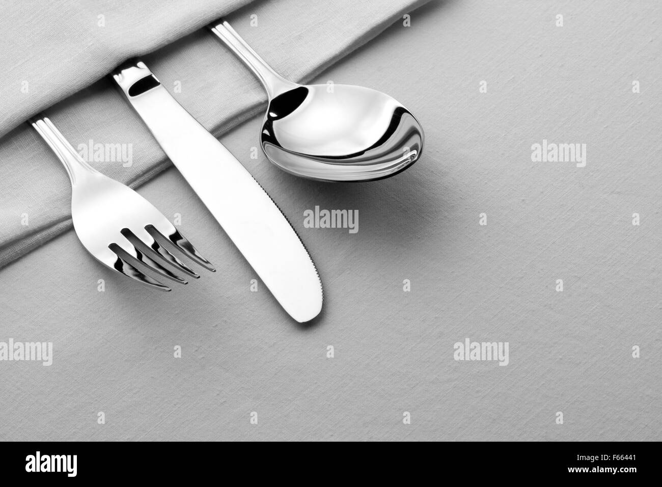 Forcella, un cucchiaio e un coltello sul tavolo Foto Stock