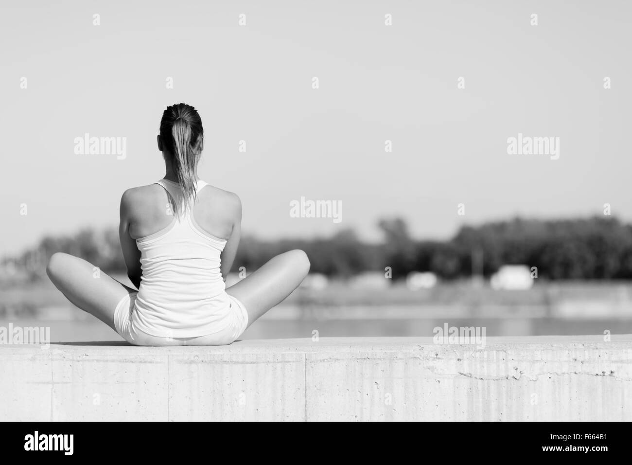Giovane donna stretching e rilassante nella città prima di esercizio Foto Stock