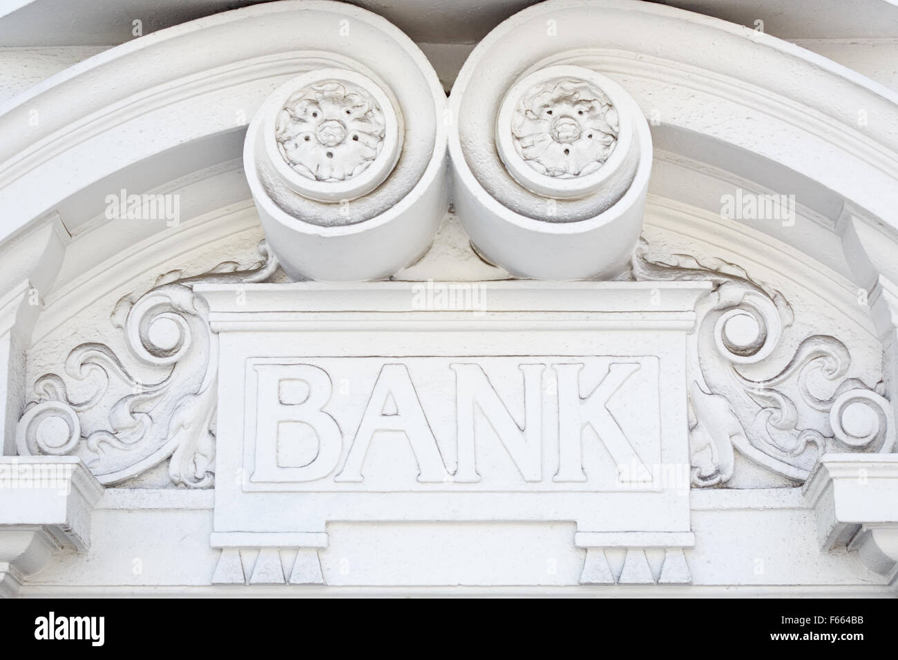 Segno della banca in pietra sulla facciata decorata Foto Stock