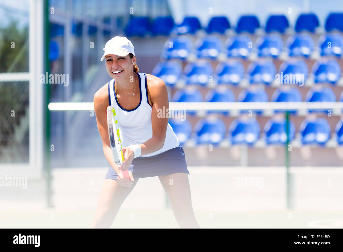 Femmina giocatore di tennis in ricezione di un atteggiamento di servizio Foto Stock