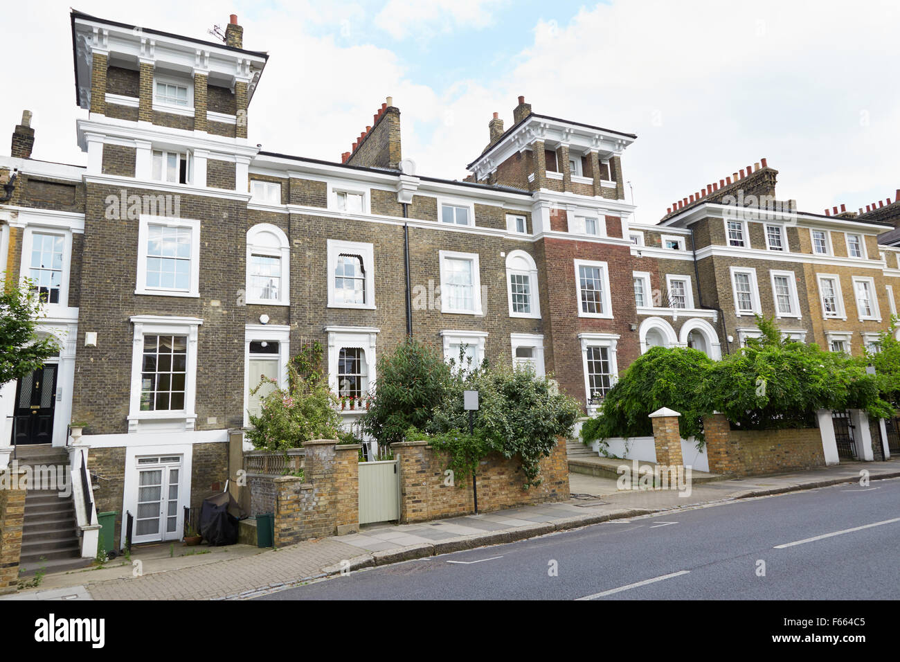Inglese brown case di mattoni a Londra con la piccola torre Foto Stock